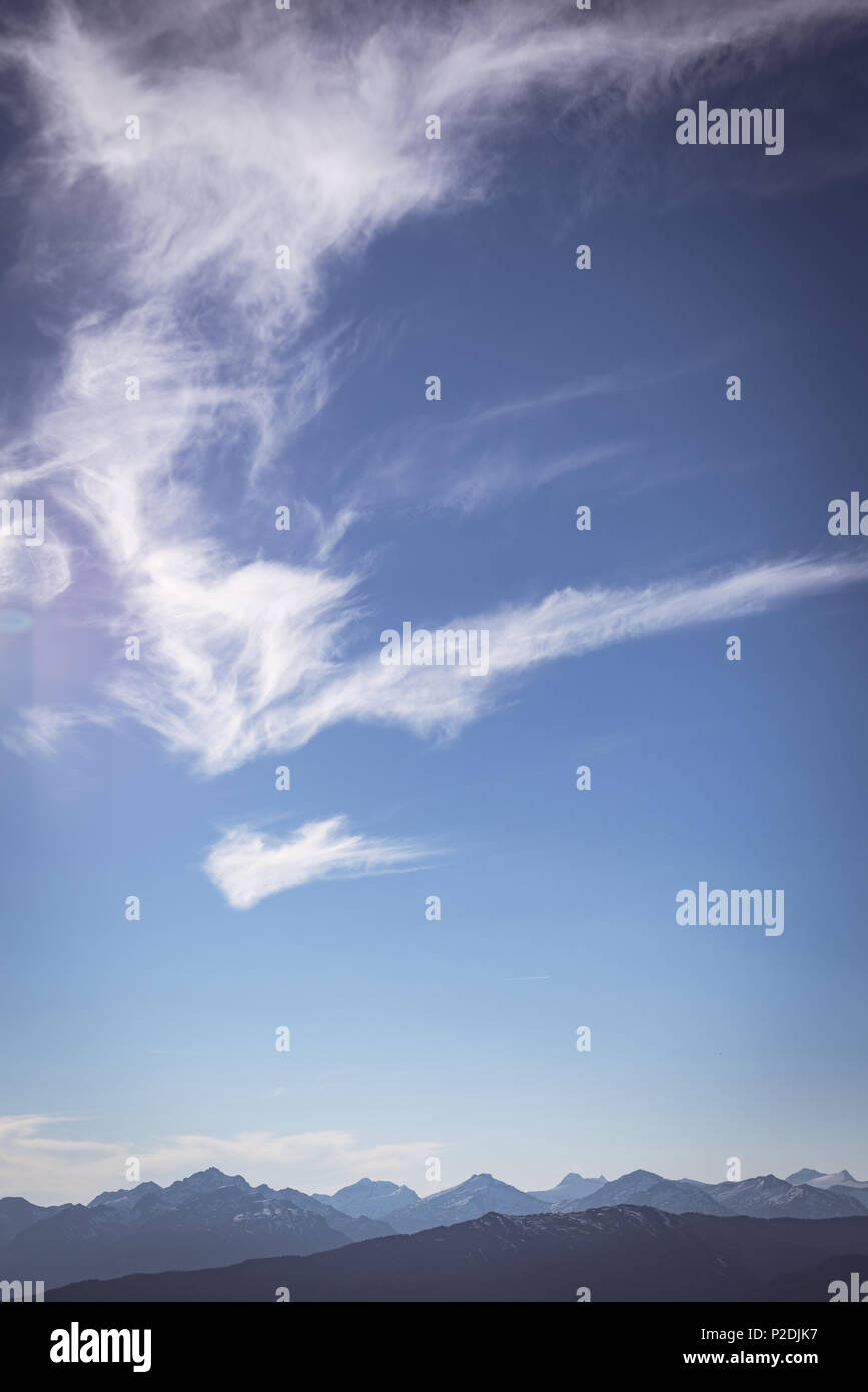 Les nuages passant sur une chaîne de montagnes Banque D'Images