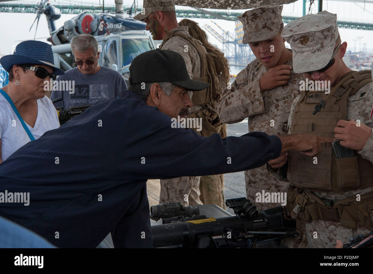 160902-N-VR008-163 SAN PEDRO, Californie (sept. 2, 2016) - Les résidents de Los Angeles en savoir plus sur les engins tactiques de marines affectés à 3e Bataillon, 5e Régiment de Marines lors d'une tournée d'assaut amphibie USS America (LHA 6) au cours de la première semaine de la flotte de Los Angeles. La semaine de la flotte offre au public l'occasion de visiter les navires, rencontrez marins, marines, et des membres de la Garde côtière et d'acquérir une meilleure compréhension de la façon dont la mer services support la défense nationale des États-Unis et de la liberté des mers. (U.S. Photo par marine Spécialiste de la communication de masse 3 Classe Kyle Goldberg/libérés) Banque D'Images