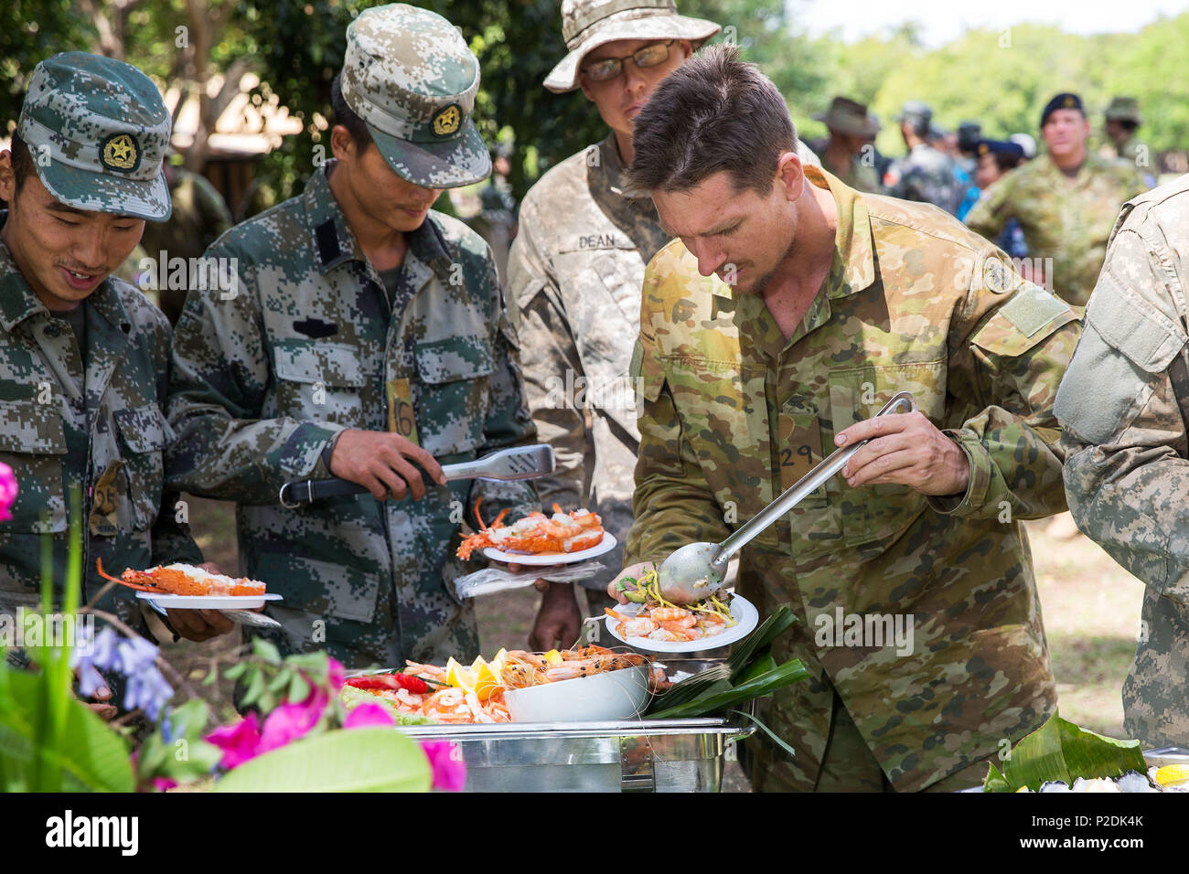 Le Sergent De L Armee Australienne Dominique Hamon Se Sert De Certains Fruits De Mer Pour Celebrer La Conclusion De La Phase De Survie De Cinq Jours De L Exercice 2016 Tenue A Kowari