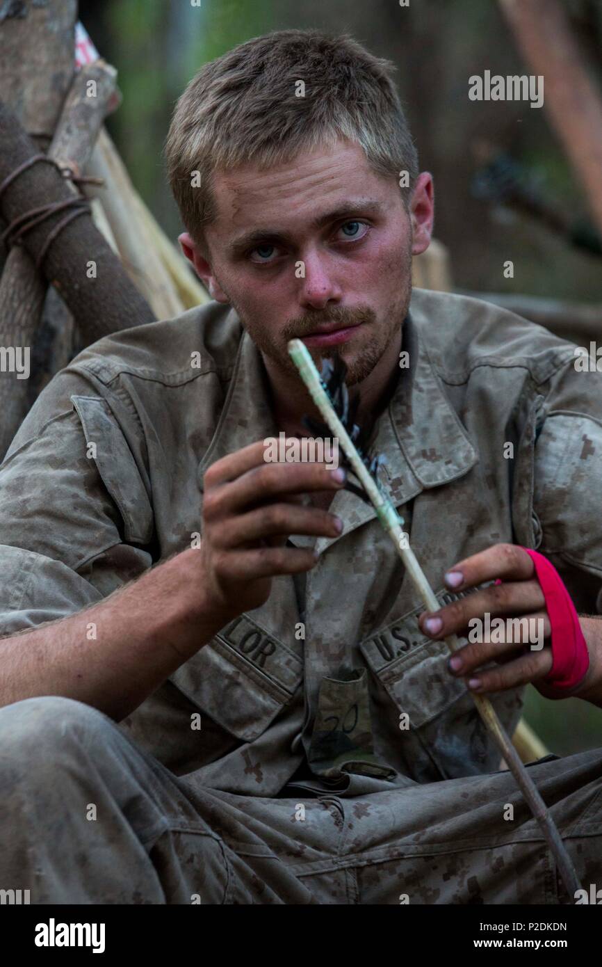 La Marine américaine lance le Cpl. John Taylor, un exercice Kowari participant, une flèche sur l'artisanat de la région de la rivière Daly, Territoire du Nord, Australie, le 2 septembre 2016. Le but de l'exercice Kowari est d'améliorer les États-Unis, l'Australie, de la Chine et de l'amitié et la confiance, à travers la coopération trilatérale dans le Indo-Asia-région du Pacifique. Taylor, de Kendallville, Indiana, est avec le 1er Bataillon, 1e Régiment de Marines, la Force de rotation Maritime Darwin. (U.S. Marine Corps photo par Lance Cpl. Osvaldo L. Ortega III) Banque D'Images