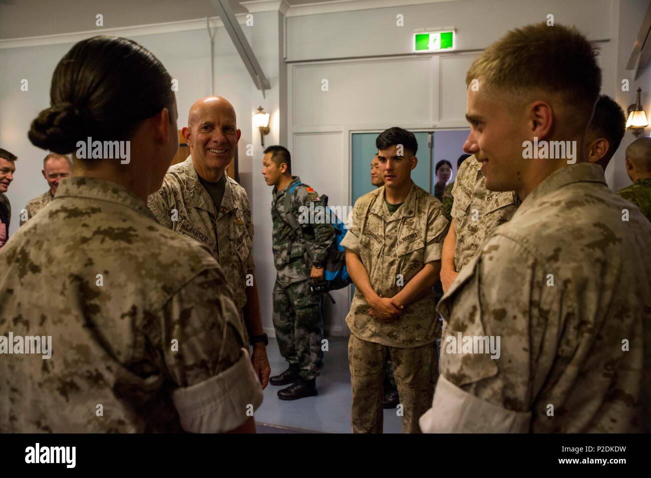 Le lieutenant-général David H. Berger, Corps des Marines des États-Unis, commandant des forces américaines dans le Pacifique s'adresse aux participants de la Marine américaine au cours de l'exercice Kowari cérémonie de clôture à Larrakeyah Barracks, Territoire du Nord, Australie, le 9 septembre 2016. Le but de l'exercice Kowari est d'améliorer les États-Unis, l'Australie, de la Chine et de l'amitié et la confiance, à travers la coopération trilatérale dans le Indo-Asia-région du Pacifique. (U.S. Marine Corps photo par Lance Cpl. Osvaldo L. Ortega III) Banque D'Images