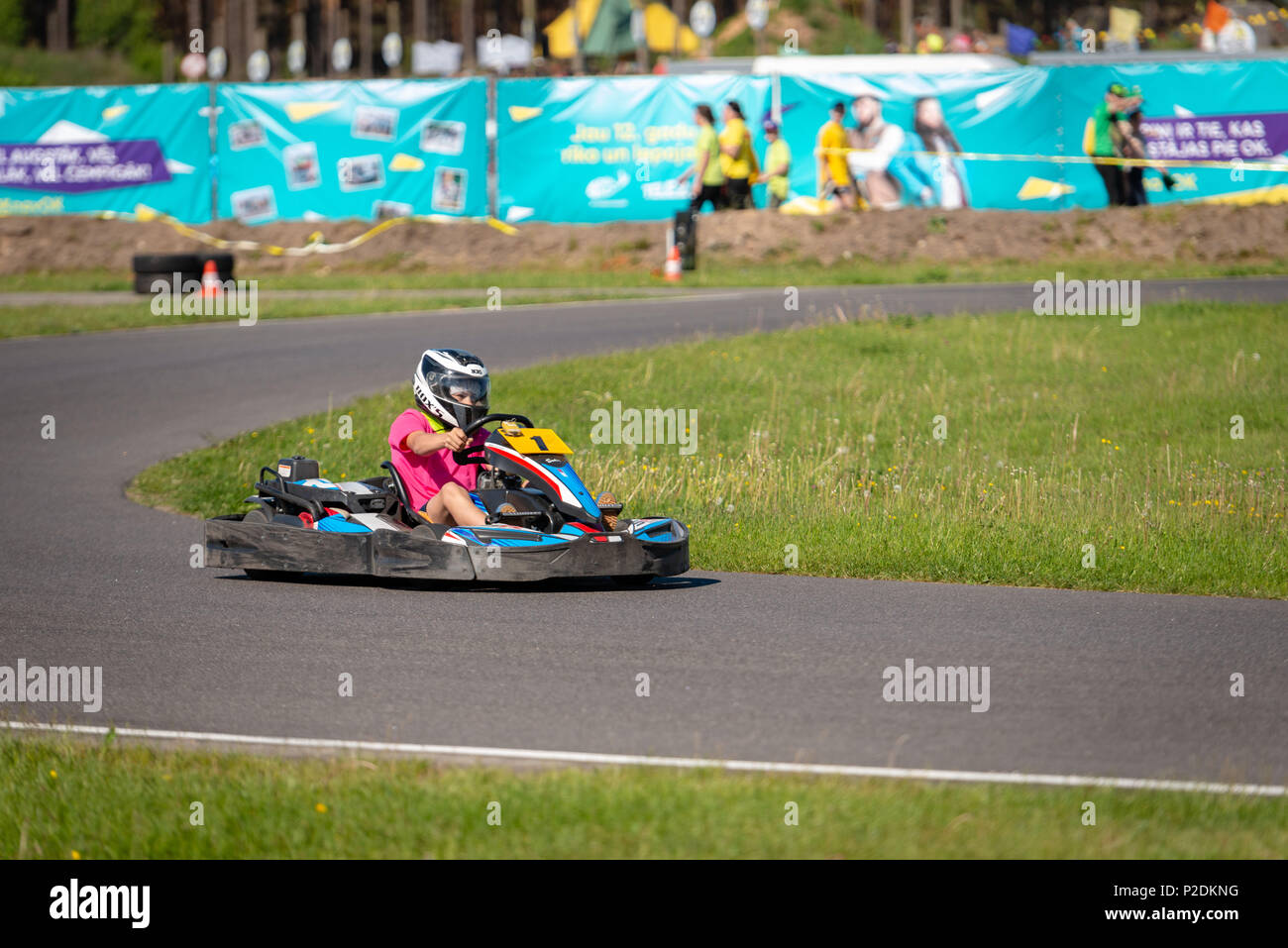 ROPAZI, LETTONIE - Mai 24, 2018 : Sport étudiant ZZ Jeux CHAMPIONSHIP. Les élèves de différentes classes montrer leurs compétences dans la conduite d'un karting sur le rac Banque D'Images