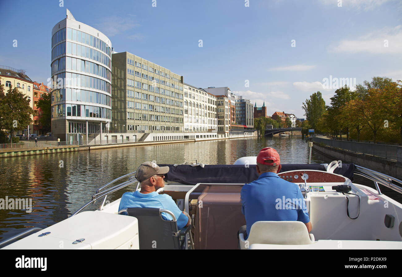Excursion en catamaran le long de la Spree à Berlin, Germany, Europe Banque D'Images