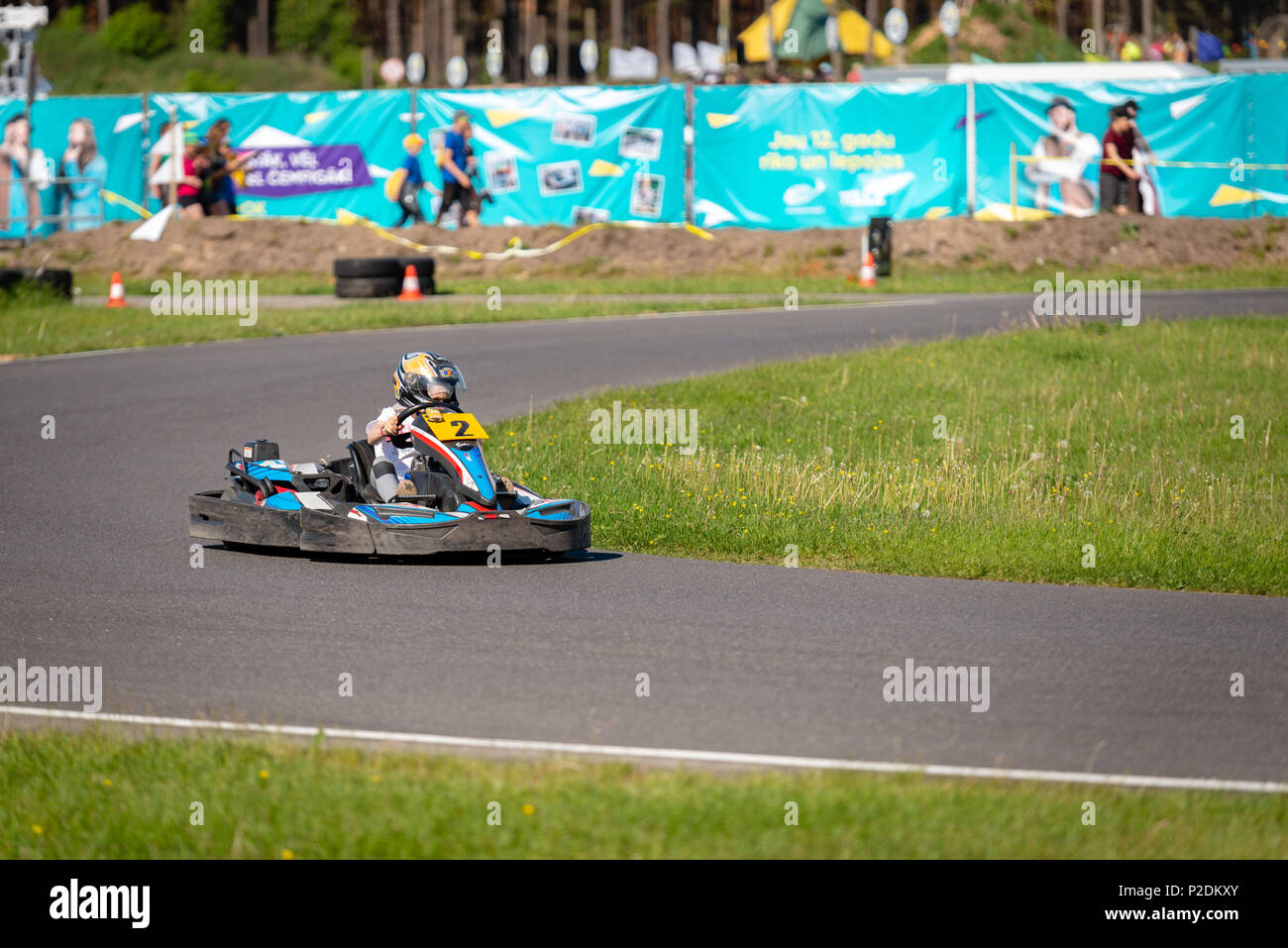 ROPAZI, LETTONIE - Mai 24, 2018 : Sport étudiant ZZ Jeux CHAMPIONSHIP. Les élèves de différentes classes montrer leurs compétences dans la conduite d'un karting sur le rac Banque D'Images