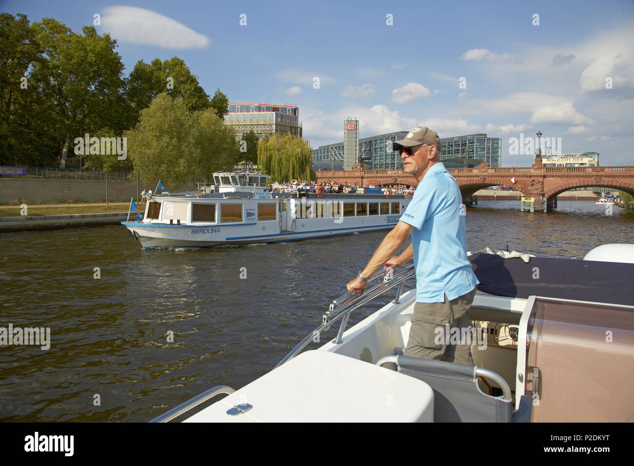 Excursion en catamaran le long de la Spree à Berlin à la gare centrale, l'Allemagne, de l'Europe Banque D'Images