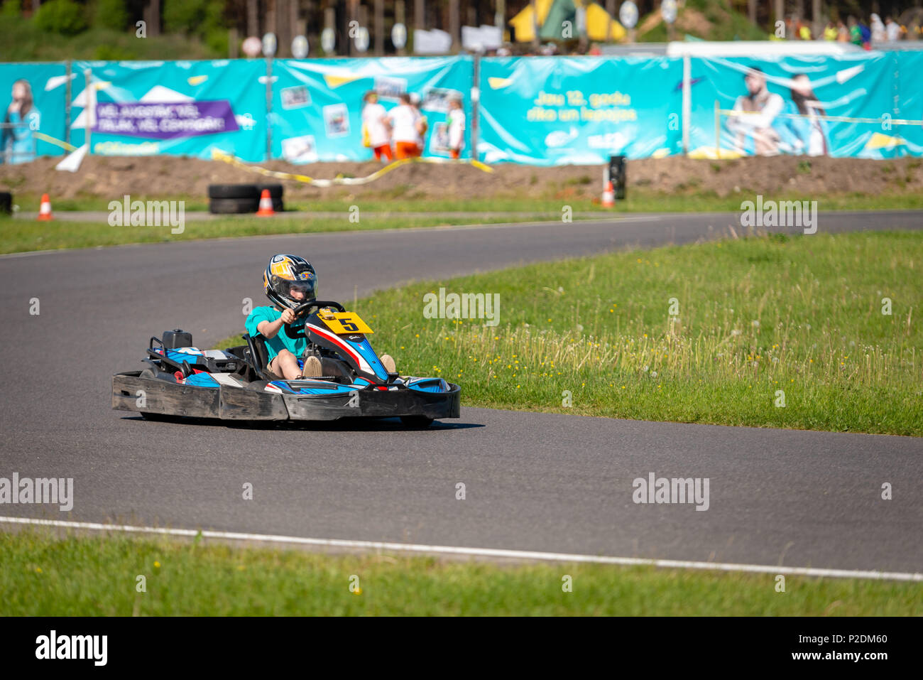 ROPAZI, LETTONIE - Mai 24, 2018 : Sport étudiant ZZ Jeux CHAMPIONSHIP. Les élèves de différentes classes montrer leurs compétences dans la conduite d'un karting sur le rac Banque D'Images