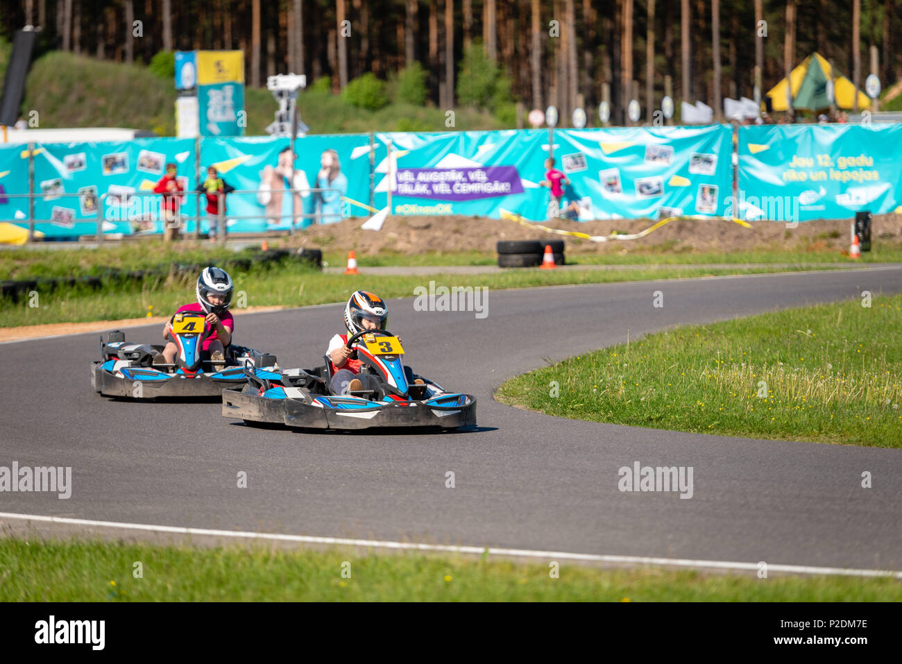 ROPAZI, LETTONIE - Mai 24, 2018 : Sport étudiant ZZ Jeux CHAMPIONSHIP. Les élèves de différentes classes montrer leurs compétences dans la conduite d'un karting sur le rac Banque D'Images