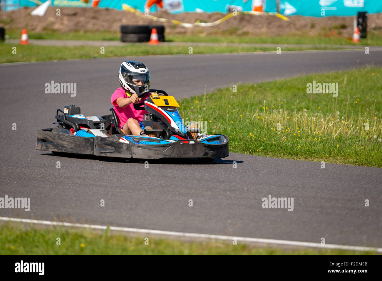ROPAZI, LETTONIE - Mai 24, 2018 : Sport étudiant ZZ Jeux CHAMPIONSHIP. Les élèves de différentes classes montrer leurs compétences dans la conduite d'un karting sur le rac Banque D'Images