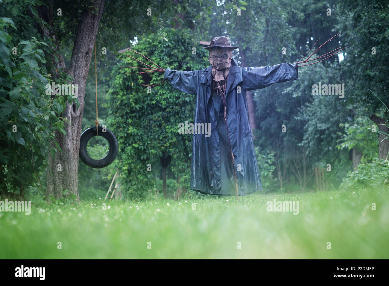 Effrayant épouvantail dans un chapeau Banque D'Images