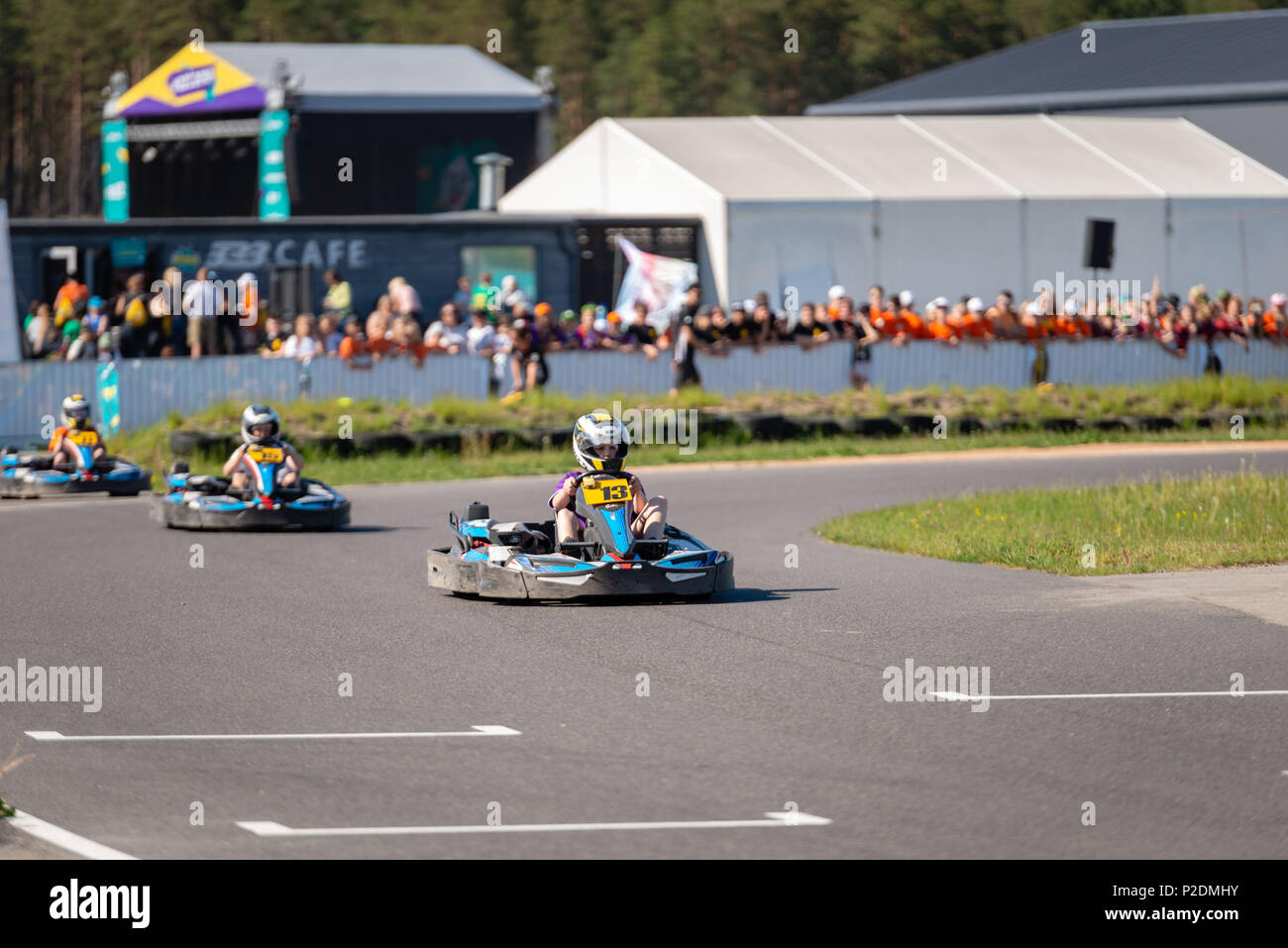 ROPAZI, LETTONIE - Mai 24, 2018 : Sport étudiant ZZ Jeux CHAMPIONSHIP. Les élèves de différentes classes montrer leurs compétences dans la conduite d'un karting sur le rac Banque D'Images