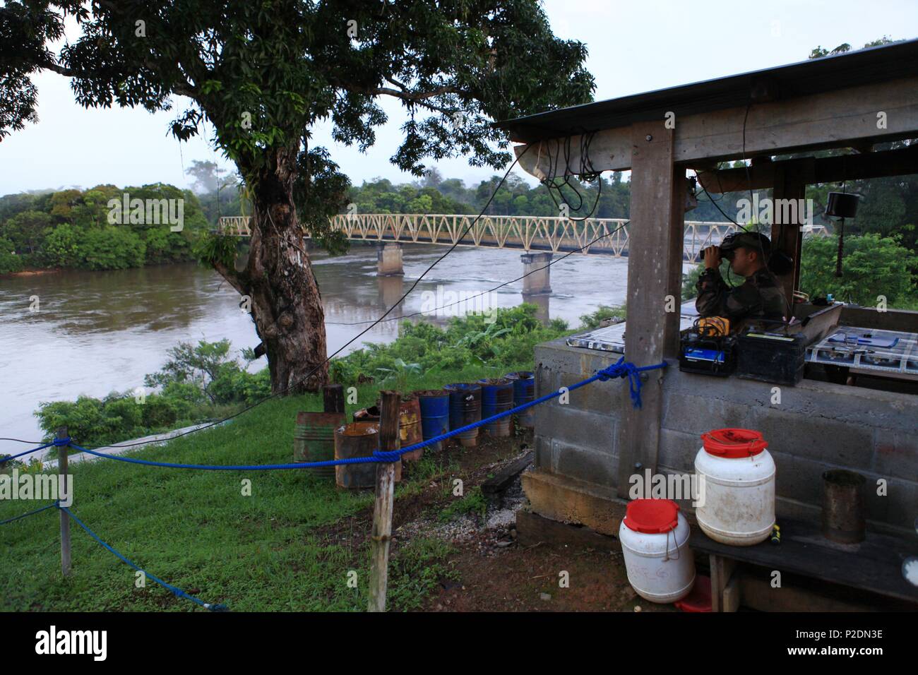 France, Guyane (département d'outre-mer), Saint Laurent du Maroni, contrôle de Gendarmerie saut Sabbat, en amont de l'embouchure de la Mana, la troisième rivière en Guyane Banque D'Images