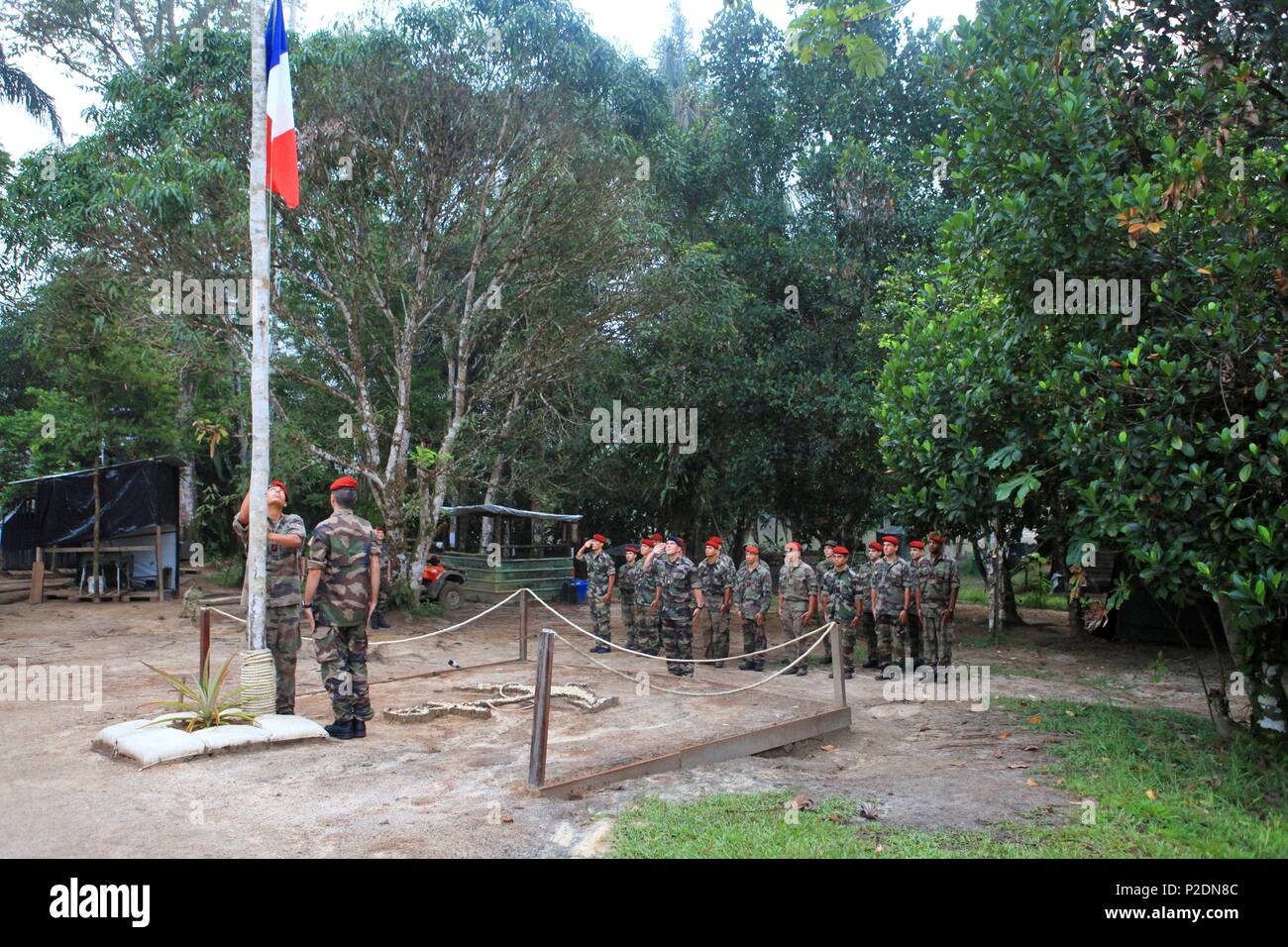France, Guyane (département d'outre-mer), Maripasoula, dans la matinée, bonjour aux couleurs à la FPC, la station de contrôle de la rivière du 9e RIMa, Saut Sonnelle, sur l'Inini, un affluent de la Guyane, une section du 3e RPIMa s est jointe à l'Marsouins du 9e RIMa Banque D'Images