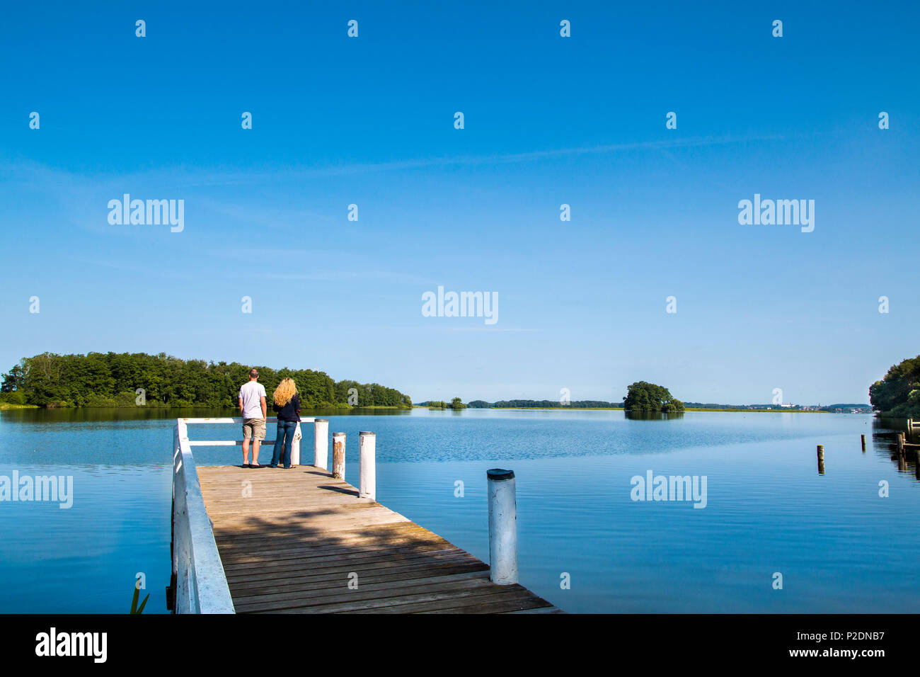 Couple sur un quai au lac Ploen, Bosau, Holstein Suisse, Ostholstein, Schleswig-Holstein, Allemagne Banque D'Images