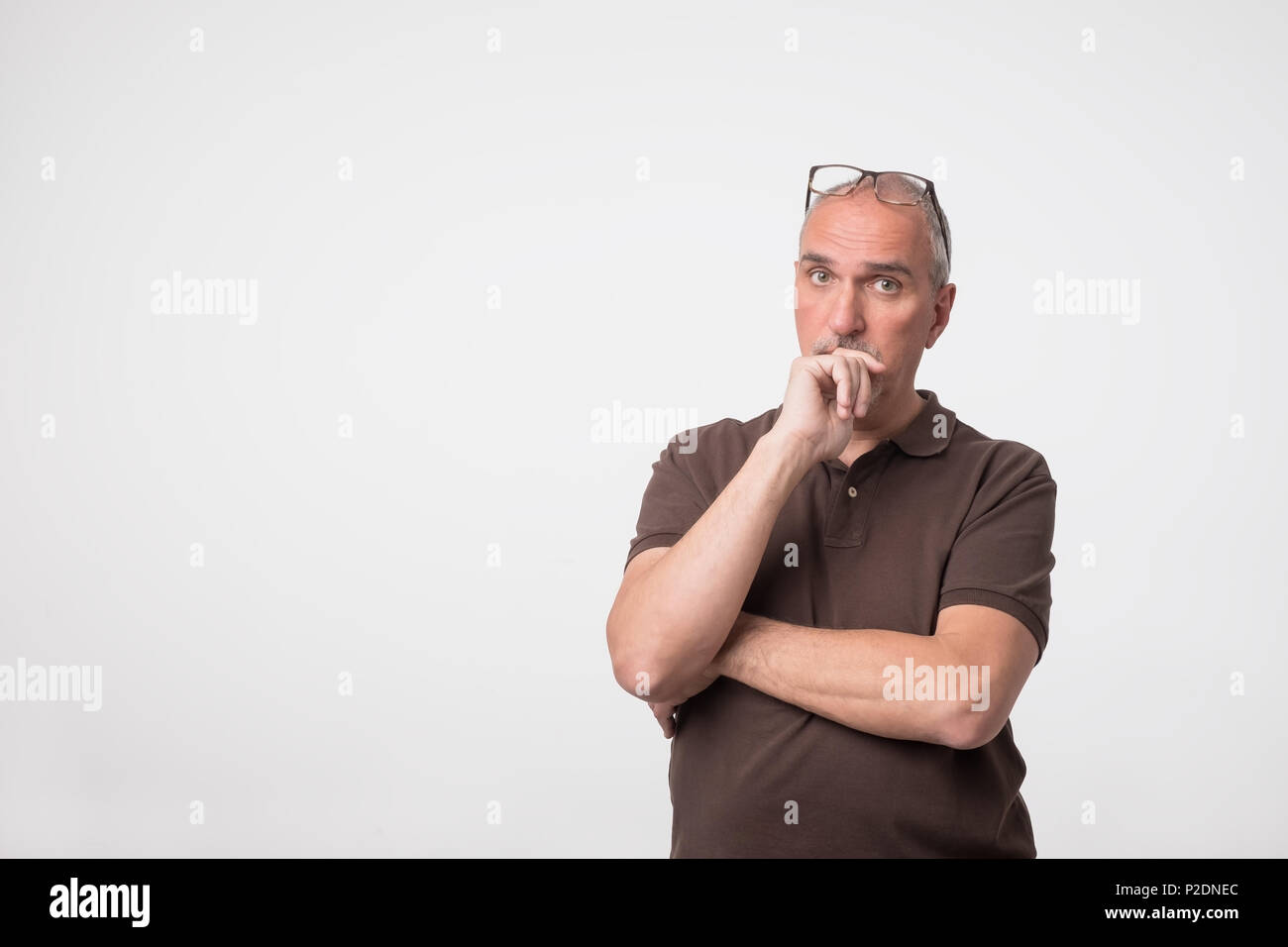 Portrait de personnes âgées de race blanche de contemplative man looking at camera. Copy space Banque D'Images