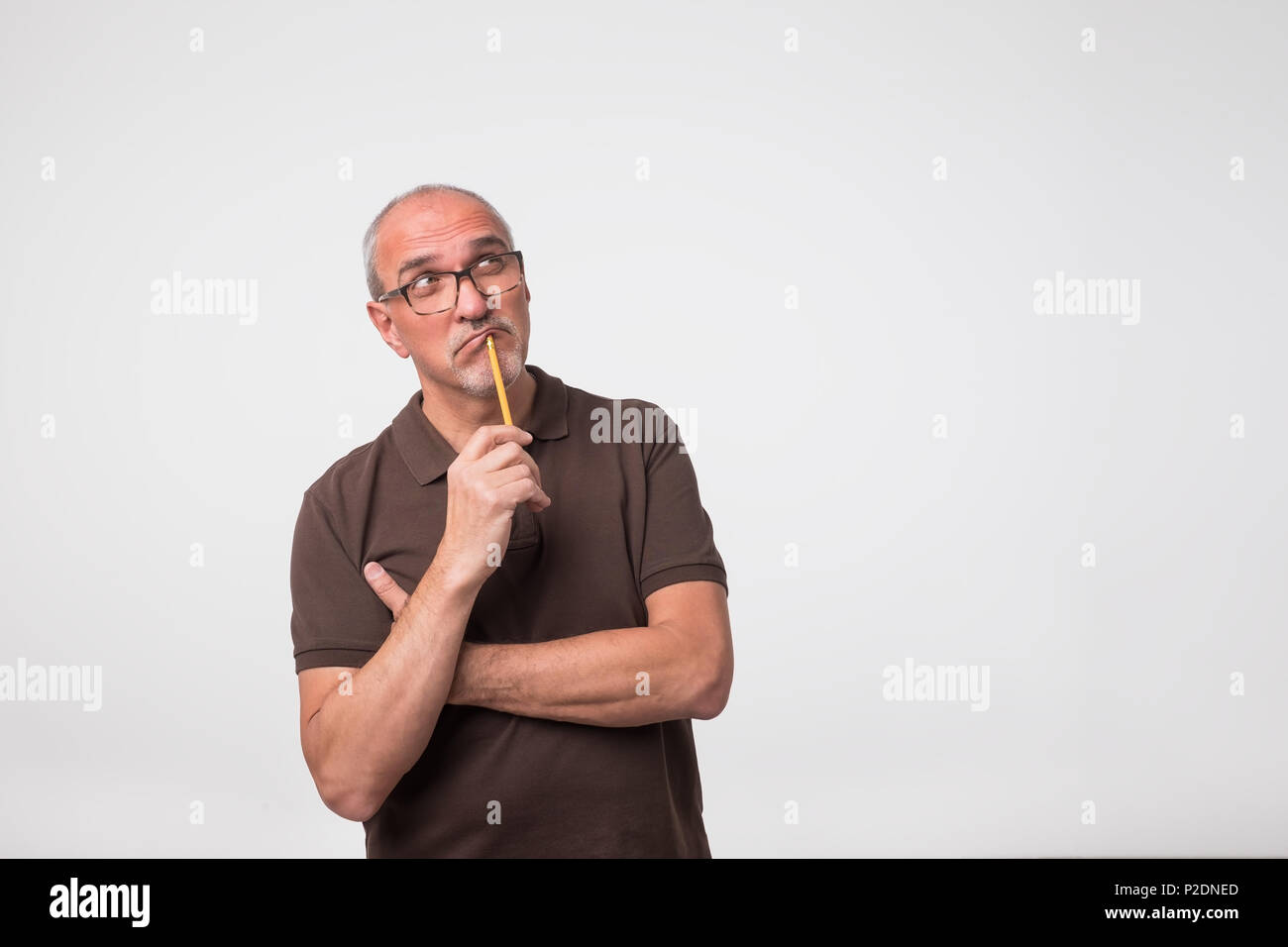 Portrait de personnes âgées de race blanche de contemplative man looking at camera. Copy space Banque D'Images