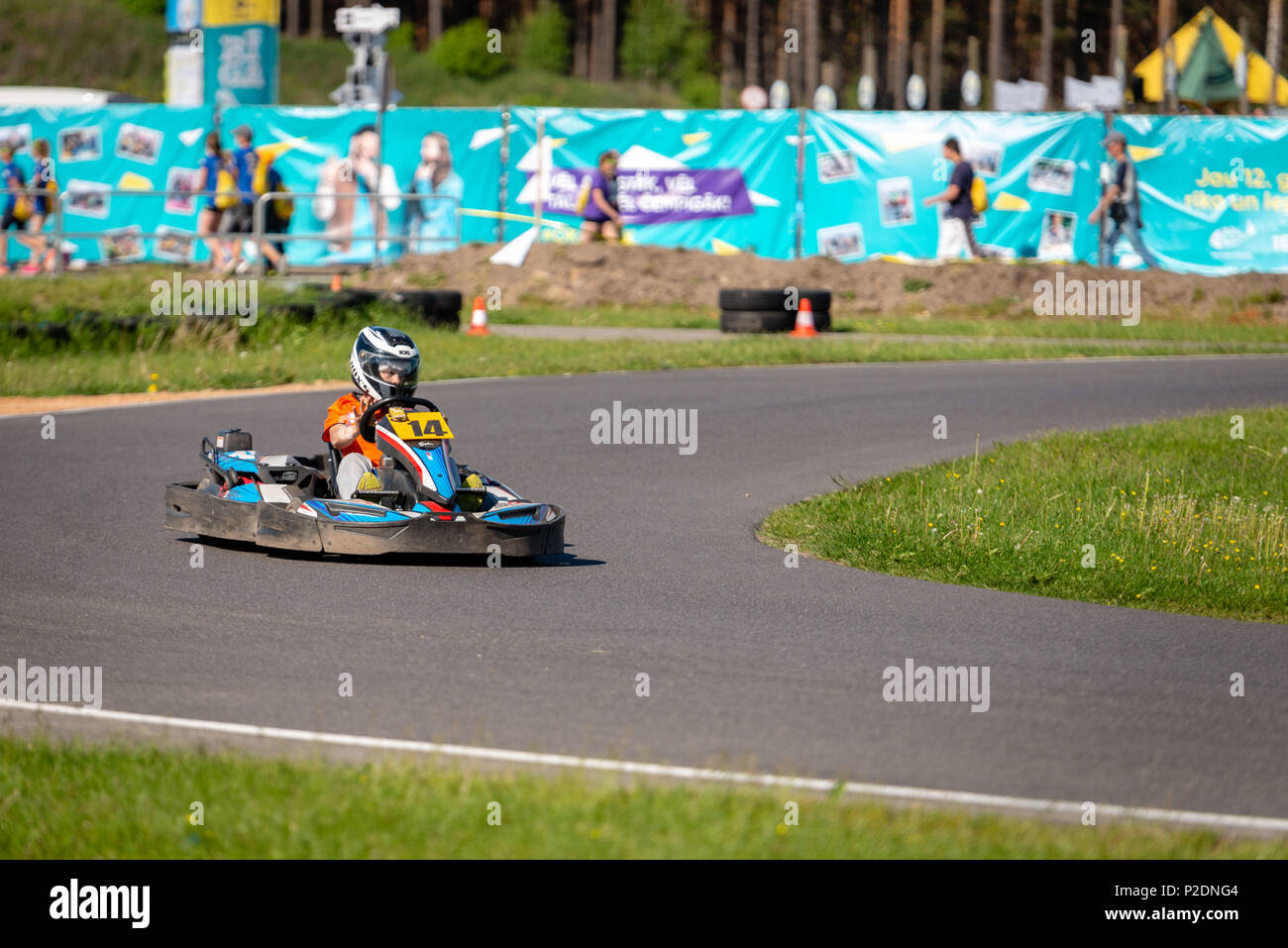 ROPAZI, LETTONIE - Mai 24, 2018 : Sport étudiant ZZ Jeux CHAMPIONSHIP. Les élèves de différentes classes montrer leurs compétences dans la conduite d'un karting sur le rac Banque D'Images