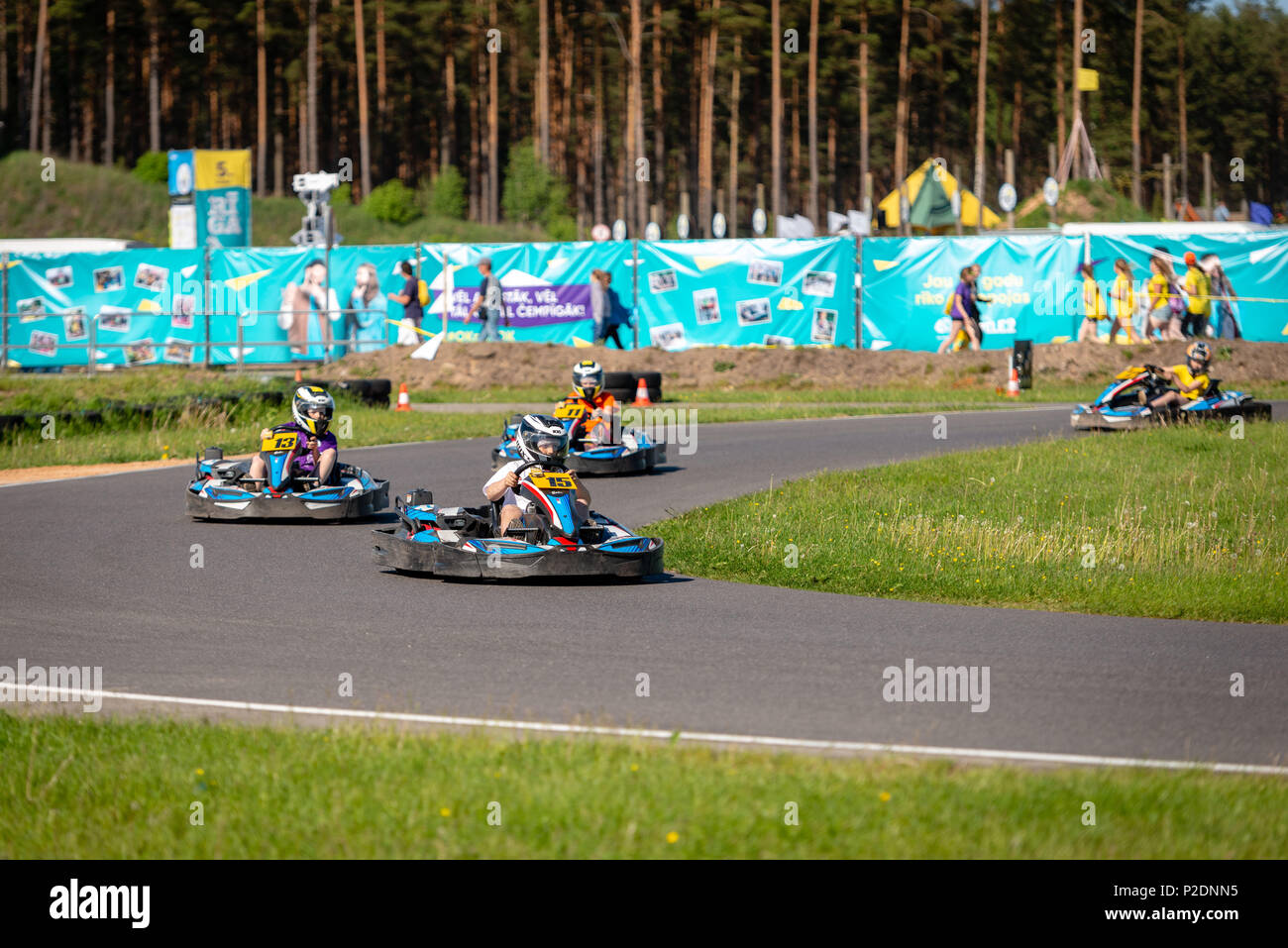 ROPAZI, LETTONIE - Mai 24, 2018 : Sport étudiant ZZ Jeux CHAMPIONSHIP. Les élèves de différentes classes montrer leurs compétences dans la conduite d'un karting sur le rac Banque D'Images