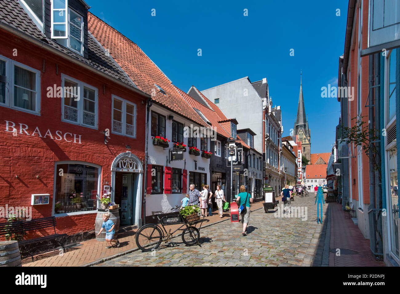 Rote Strasse et l'église Saint Nikolai, Flensburg, côte de la mer Baltique, Schleswig-Holstein, Allemagne Banque D'Images