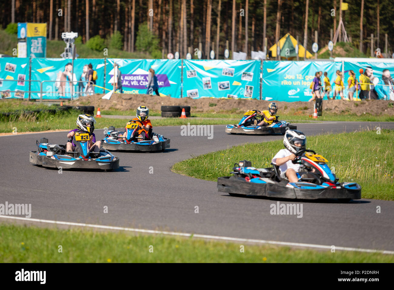 ROPAZI, LETTONIE - Mai 24, 2018 : Sport étudiant ZZ Jeux CHAMPIONSHIP. Les élèves de différentes classes montrer leurs compétences dans la conduite d'un karting sur le rac Banque D'Images