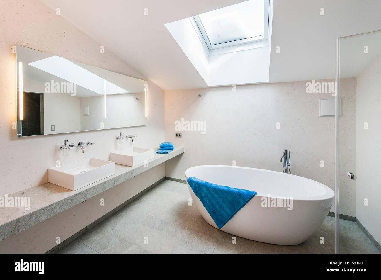 Salle de bains dans un penthouse dans un style alpin moderne, Kitzbühel, Tyrol, Autriche, Europe Banque D'Images