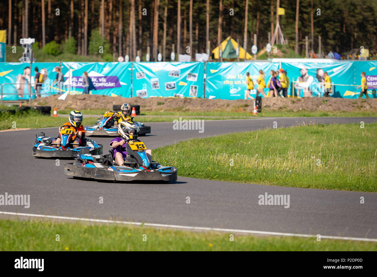ROPAZI, LETTONIE - Mai 24, 2018 : Sport étudiant ZZ Jeux CHAMPIONSHIP. Les élèves de différentes classes montrer leurs compétences dans la conduite d'un karting sur le rac Banque D'Images