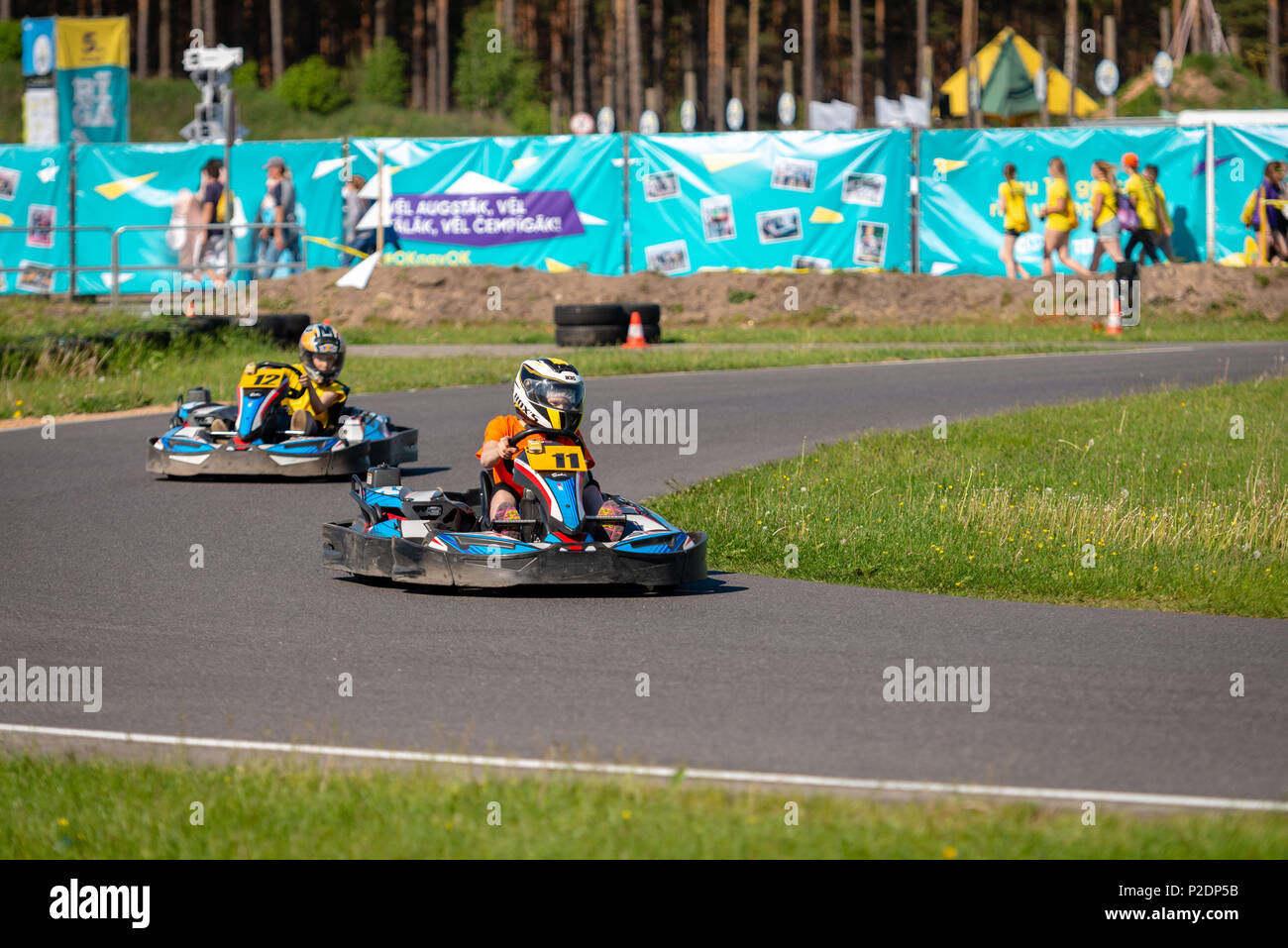ROPAZI, LETTONIE - Mai 24, 2018 : Sport étudiant ZZ Jeux CHAMPIONSHIP. Les élèves de différentes classes montrer leurs compétences dans la conduite d'un karting sur le rac Banque D'Images
