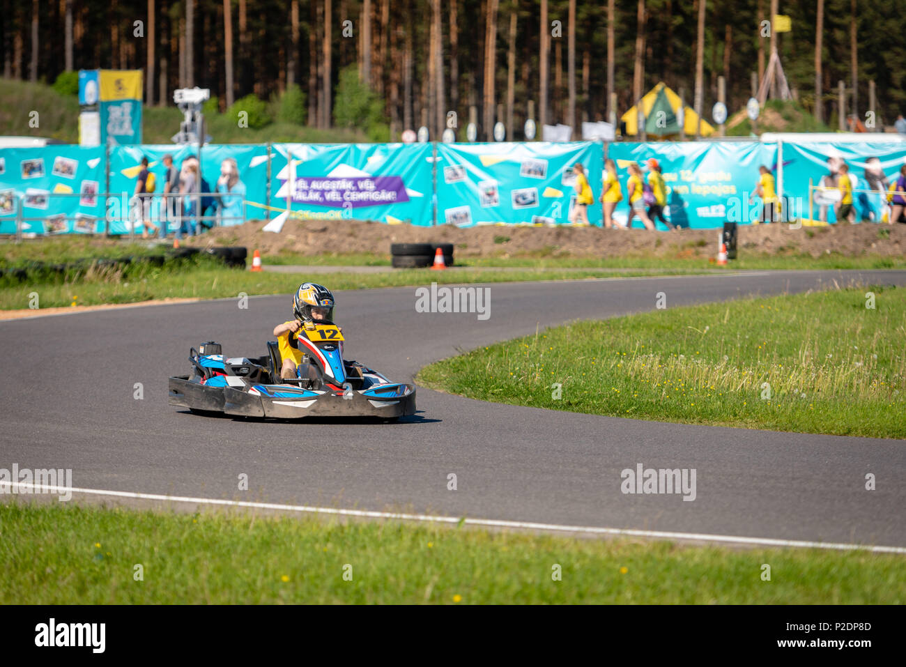 ROPAZI, LETTONIE - Mai 24, 2018 : Sport étudiant ZZ Jeux CHAMPIONSHIP. Les élèves de différentes classes montrer leurs compétences dans la conduite d'un karting sur le rac Banque D'Images