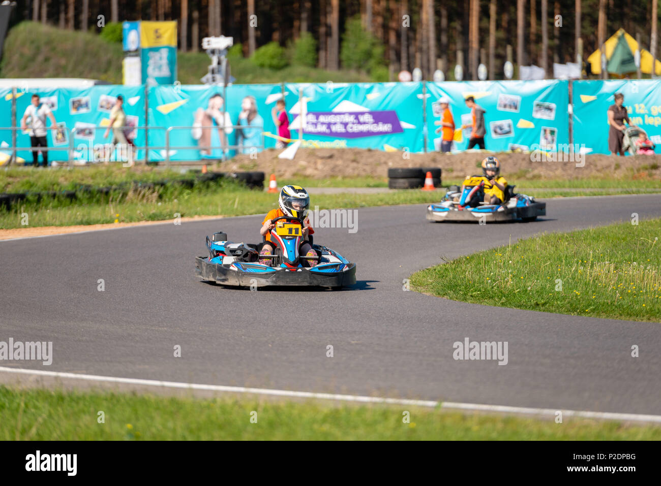 ROPAZI, LETTONIE - Mai 24, 2018 : Sport étudiant ZZ Jeux CHAMPIONSHIP. Les élèves de différentes classes montrer leurs compétences dans la conduite d'un karting sur le rac Banque D'Images