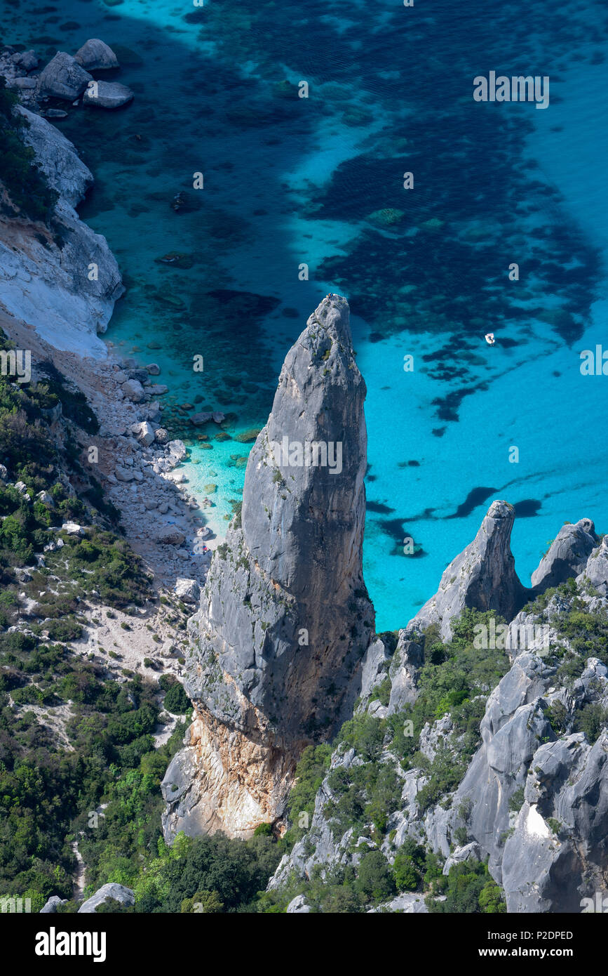 Paysage côtière montagneuse, Cala Goloritze, rock-aiguille Aguglia Goloritze, Golfo di Orosei, Selvaggio blu, Sardaigne, Italie, E Banque D'Images