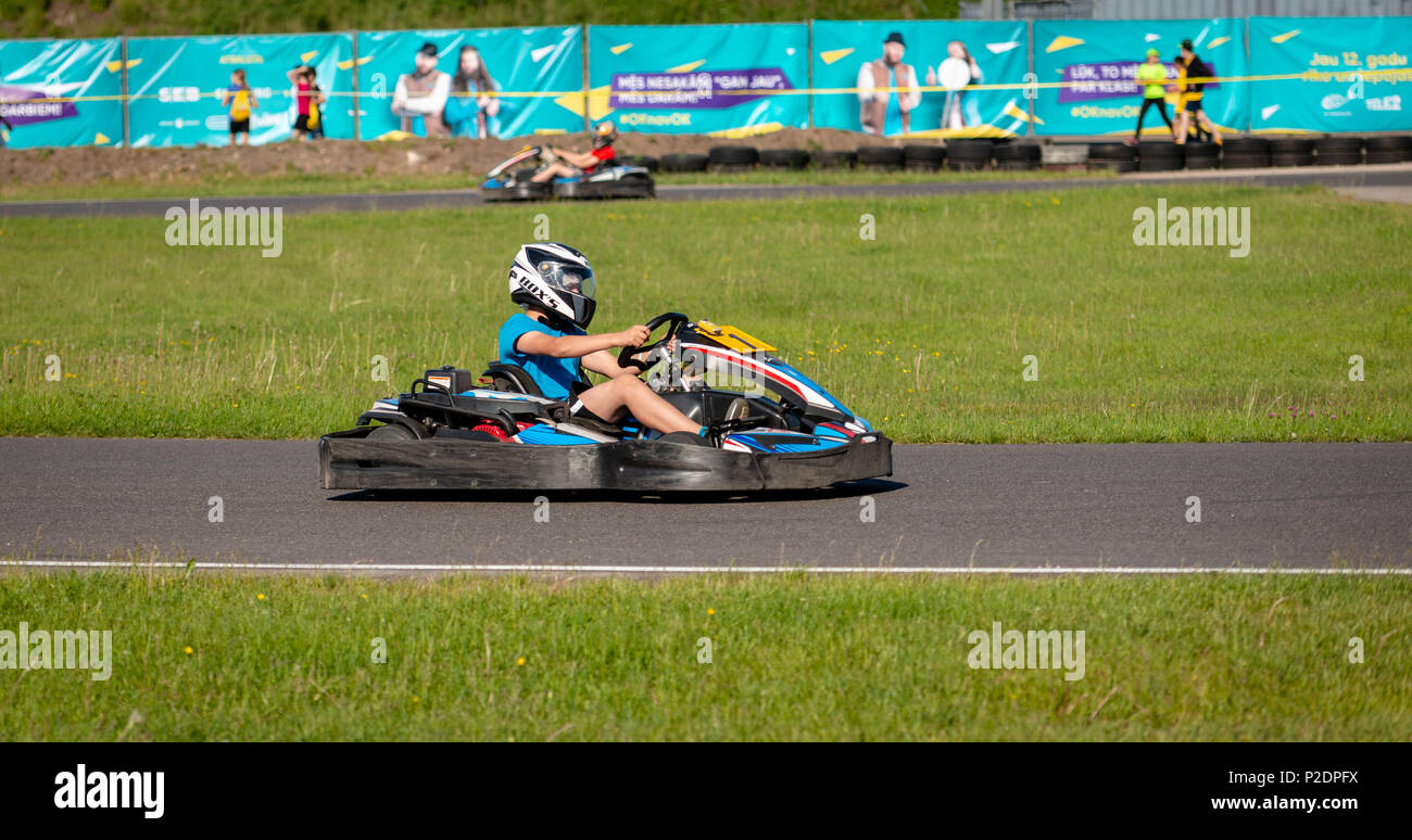ROPAZI, LETTONIE - Mai 24, 2018 : Sport étudiant ZZ Jeux CHAMPIONSHIP. Les élèves de différentes classes montrer leurs compétences dans la conduite d'un karting sur le rac Banque D'Images