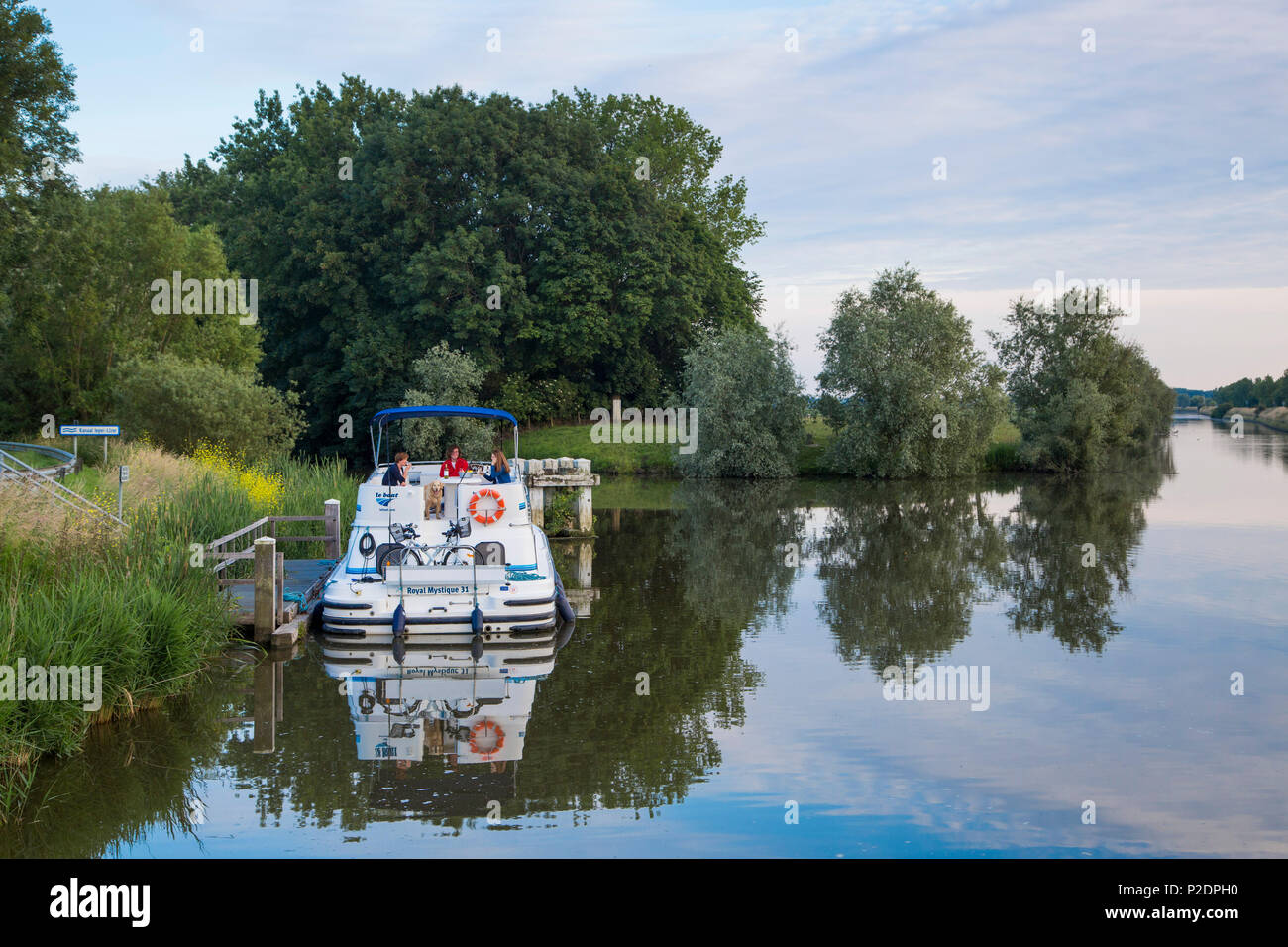 Le voile de mystère Royal péniche près du pont-levis sur l'Yser Knokkebrug Yser, près de Dixmude, Région flamande, Belgique Banque D'Images