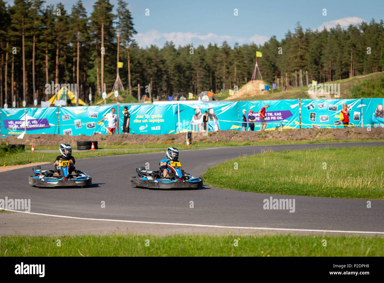 ROPAZI, LETTONIE - Mai 24, 2018 : Sport étudiant ZZ Jeux CHAMPIONSHIP. Les élèves de différentes classes montrer leurs compétences dans la conduite d'un karting sur le rac Banque D'Images
