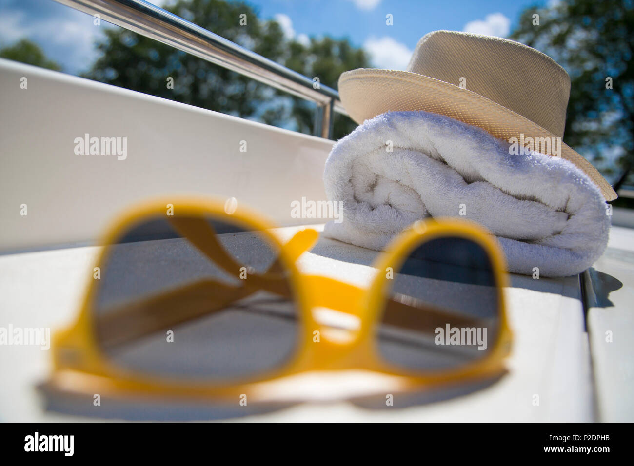 La vie toujours avec des lunettes de soleil, chapeau jaune et la serviette sur le pont du bateau péniche Le Royal mystique sur le canal de Bruges - Ostende, près de Banque D'Images
