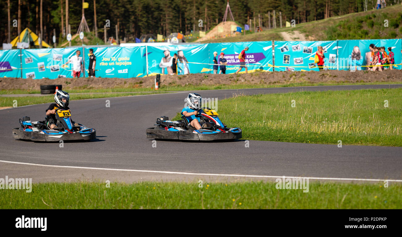 ROPAZI, LETTONIE - Mai 24, 2018 : Sport étudiant ZZ Jeux CHAMPIONSHIP. Les élèves de différentes classes montrer leurs compétences dans la conduite d'un karting sur le rac Banque D'Images