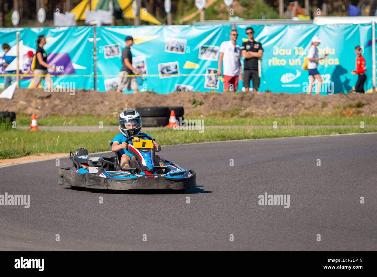 ROPAZI, LETTONIE - Mai 24, 2018 : Sport étudiant ZZ Jeux CHAMPIONSHIP. Les élèves de différentes classes montrer leurs compétences dans la conduite d'un karting sur le rac Banque D'Images