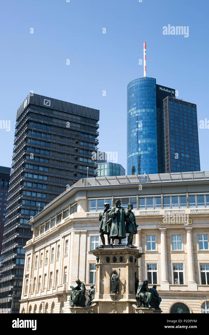 Statue sous financial district gratte-ciel avec la Deutsche Bank et la Helaba buillding tour principale, Frankfurt am Main, Hessen, Allemagne Banque D'Images
