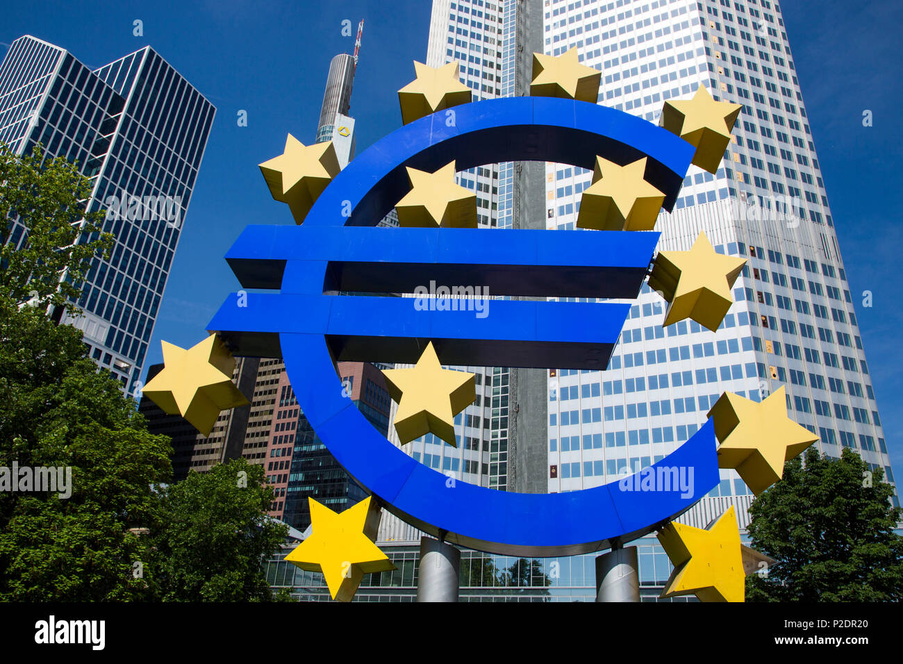 Signe Euro géant et EZB Banque Centrale Européenne bâtiment dans le quartier financier, Frankfurt am Main, Hessen, Germany, Europe Banque D'Images