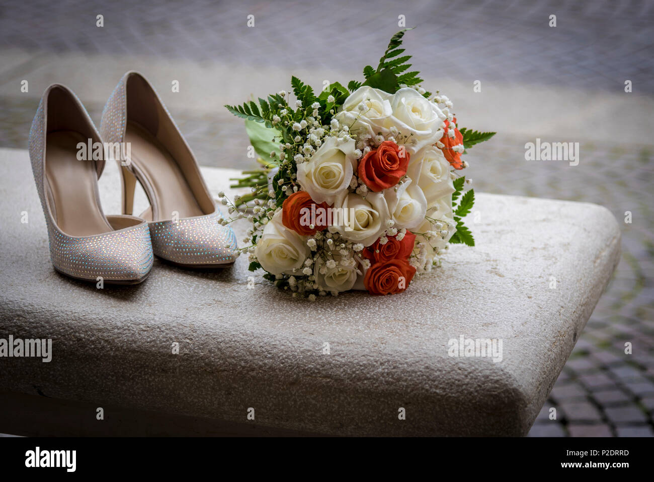 Accessoires de mariage pour le matin de la mariée en blanc. Bouquet de  mariage et les chaussures Photo Stock - Alamy