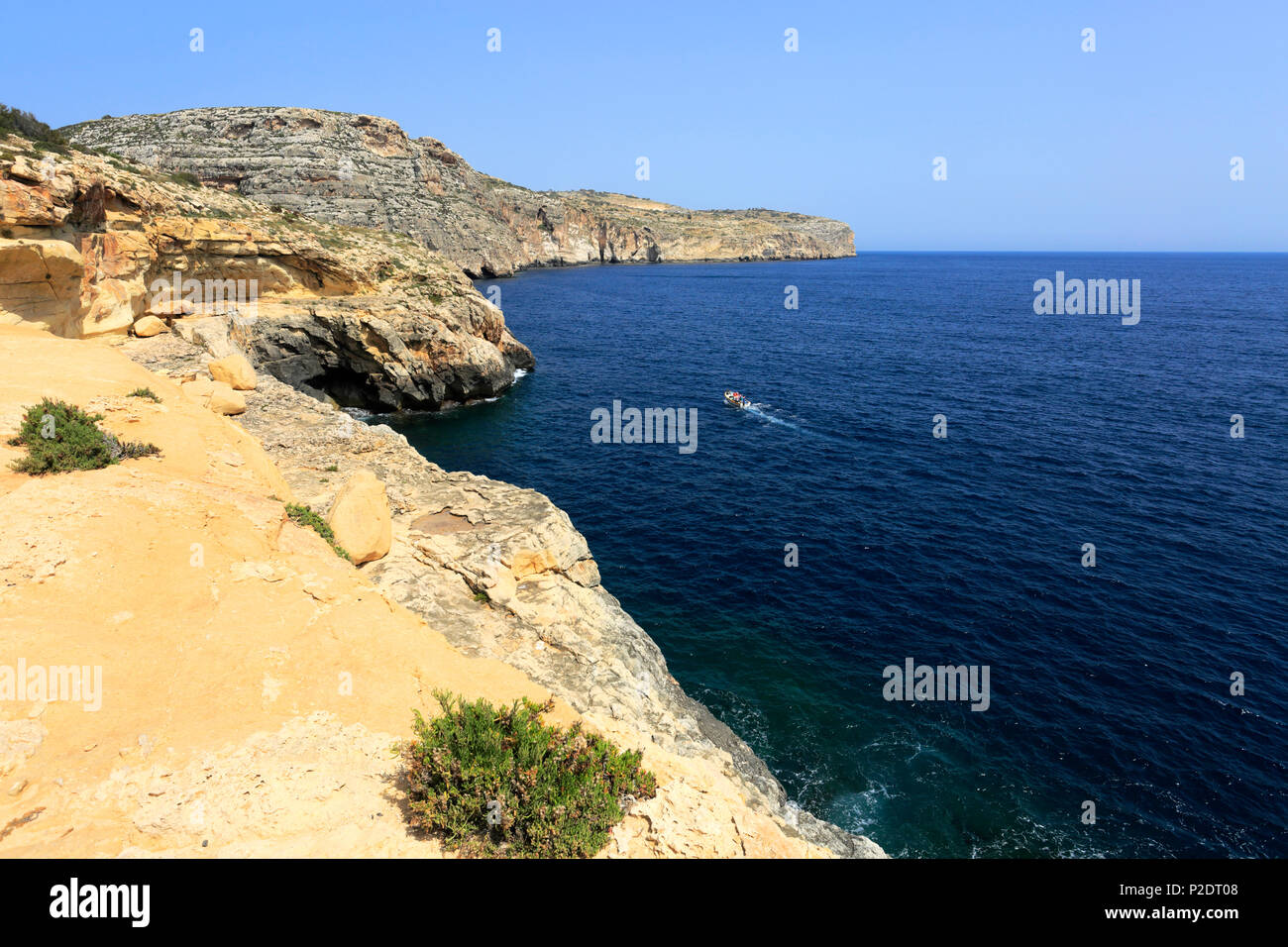 La grotte Bleue grottes près de la mer le port de pêcheurs de Wied iz-Zurrieq, côte sud-est de Malte, Banque D'Images