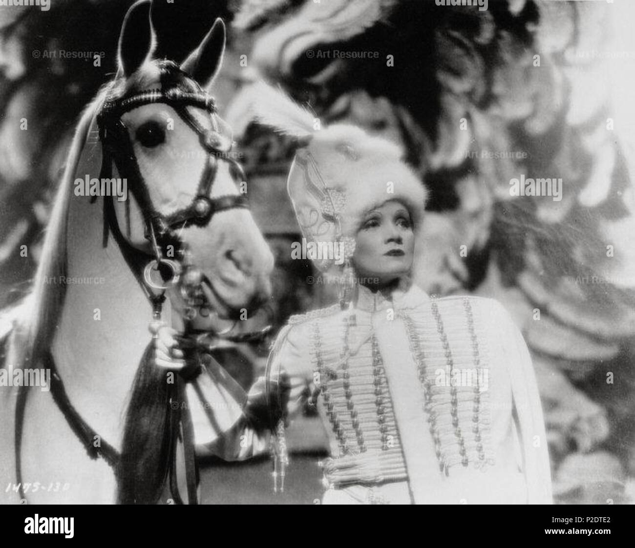 . English : The Scarlet Empress - film (1934). Marlene Dietrich . 1934. Paramount Pictures 62 l'Impératrice écarlate - film (1934). Marlene Dietrich 1 Banque D'Images