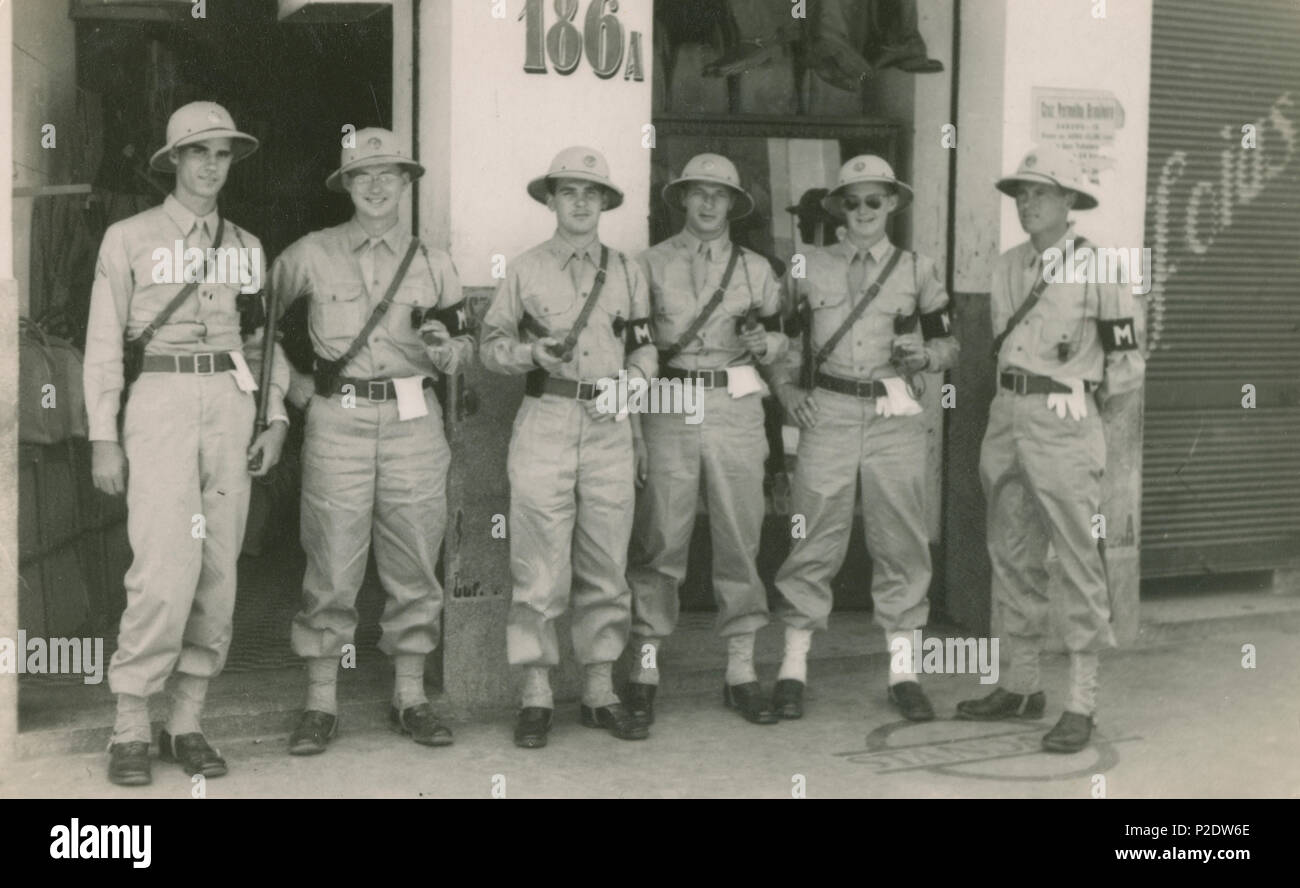 Photographie vintage 1944, la « patrouille urbaine » à Natal, Brésil de soldats de la base aérienne de Natal.Cette installation a joué un rôle important pendant la Seconde Guerre mondiale en tant que base stratégique pour les avions volant entre l'Amérique du Sud et l'Afrique de l'Ouest.SOURCE : PHOTO ORIGINALE. Banque D'Images