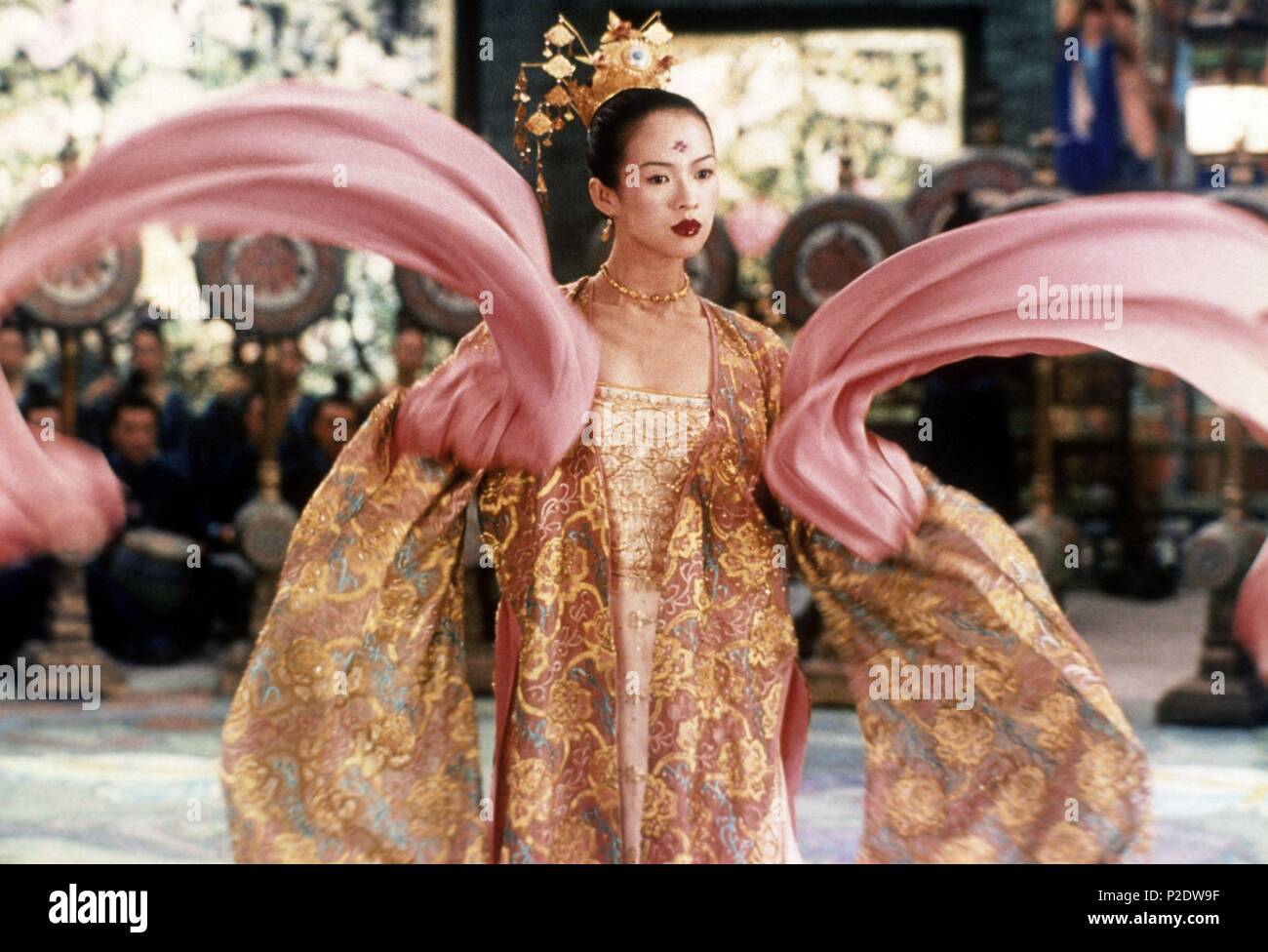 Titre original : Shi mian mai fu. Titre en anglais : HOUSE OF FLYING DAGGERS. ZHANG YIMOU : Directeur du film. Année : 2004. Stars : Ziyi Zhang. Credit : NOUVELLES PHOTOS DE BEIJING FILM CO/CHINA FILM CO-PRODUCTION CORPOR / XIAOYAN, BAI / Album Banque D'Images