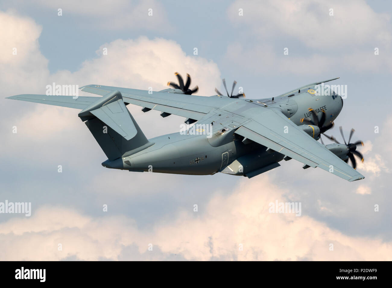 WUNSTORF, ALLEMAGNE - le 9 juin 2018 : de l'air allemande (Luftwaffe) Airbus A400M, avion de transport militaire en vol. Banque D'Images