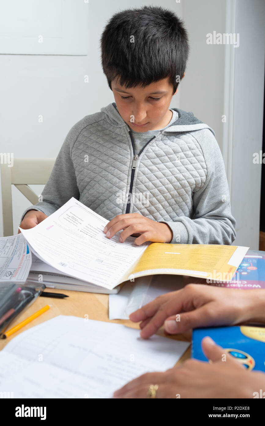 Cours particuliers -10 ans enfant obtention d'aide avec les mathématiques Banque D'Images