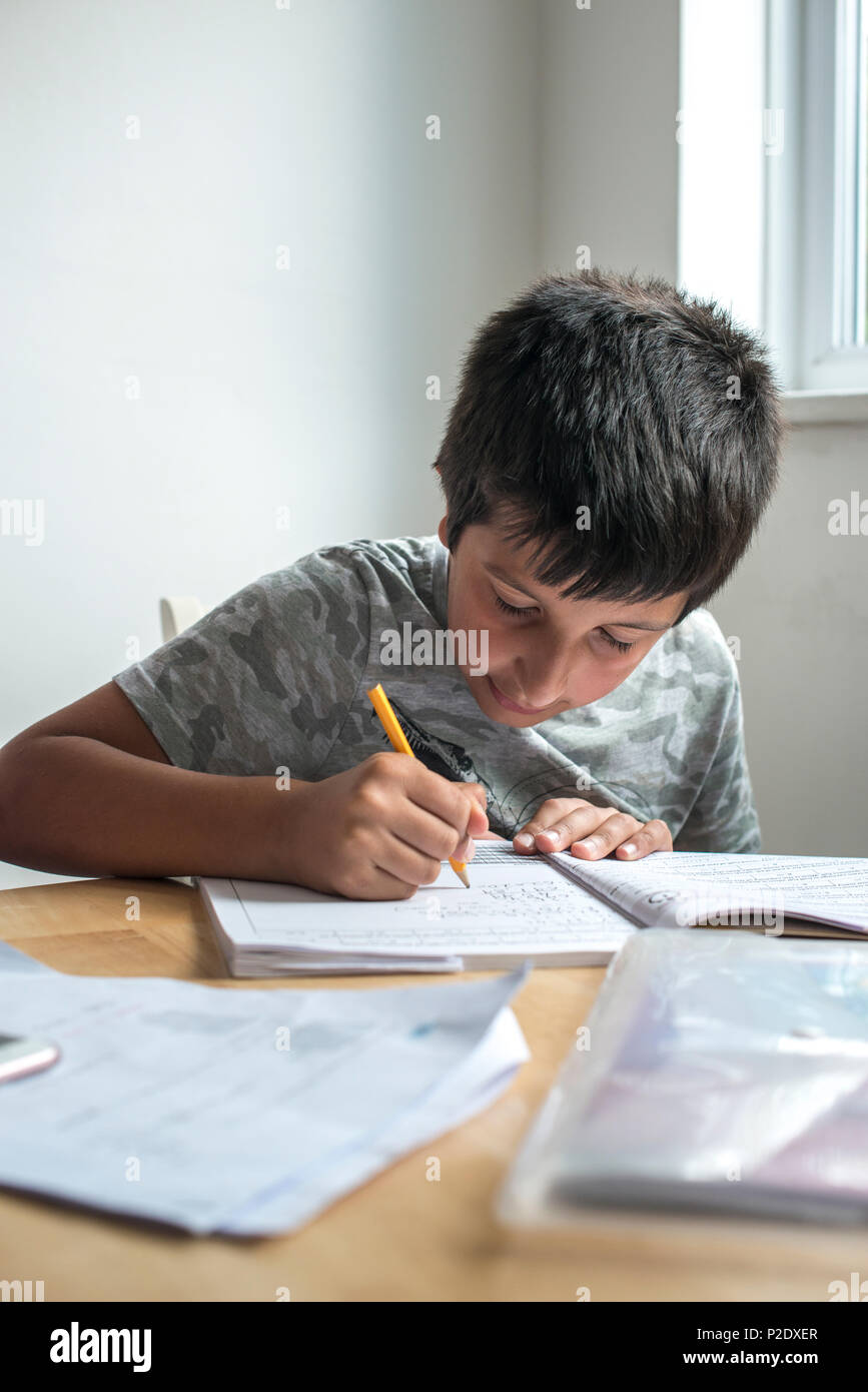 Surrey, UK-élève de primaire travaillant sur devoirs de mathématiques Banque D'Images