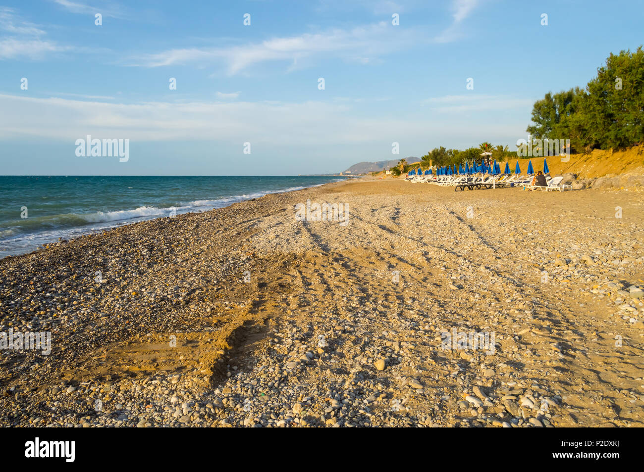 Coucher du soleil sur la plage de la ville de Campofelice di Rosaria dans le nord-ouest de la Sicile Banque D'Images