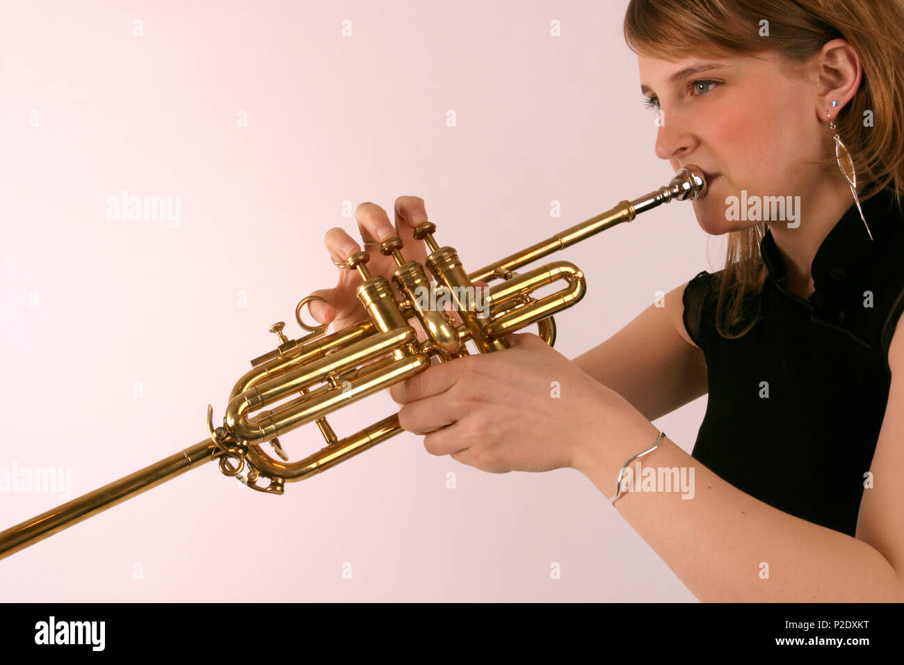 Fanfare trompette Trompette de cérémonie.. En laiton. Communiqué de modèle  trompette - Gemma Jones Photo Stock - Alamy