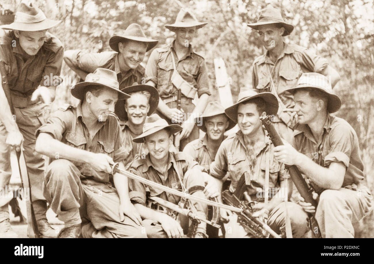 . Anglais : BEAUFORT, Bornéo. 1945-08-27. Les membres de la Compagnie B, 2/43ème bataillon d'infanterie QUI RENTRE D'UNE PATROUILLE DANS LA RÉGION. Le PERSONNEL SONT IDENTIFIÉS : Rangée arrière : DE GAUCHE À DROITE : SX19031 Caporal (Cpl) J. M. Burt (MURRAY BRIDGE, SA) ; SX12481 CPL R. S. TEMPLE (Adelaide) ; VX108868' (PTE) J. R. MARR (HAMILTON, VIC) ; SX14834 PTE VERRALL (ALAN JAUME & FILS, SA). Rangée avant : CAPITAINE LANGFORD, COMMANDANT DE LA COMPAGNIE B ; VX82337 LE SDT D. C. WASSELL (PRESTON, VIC) ; VX10749 LE SDT J. K. BESOINS (INGLEWOOD, CIV) ; QX28335 LE SDT F. Miller (Oakey, Queensland) ; WX11519 PTE STARCEVICH (NORSEMAN, WA) ; VX136419 PTE Banque D'Images