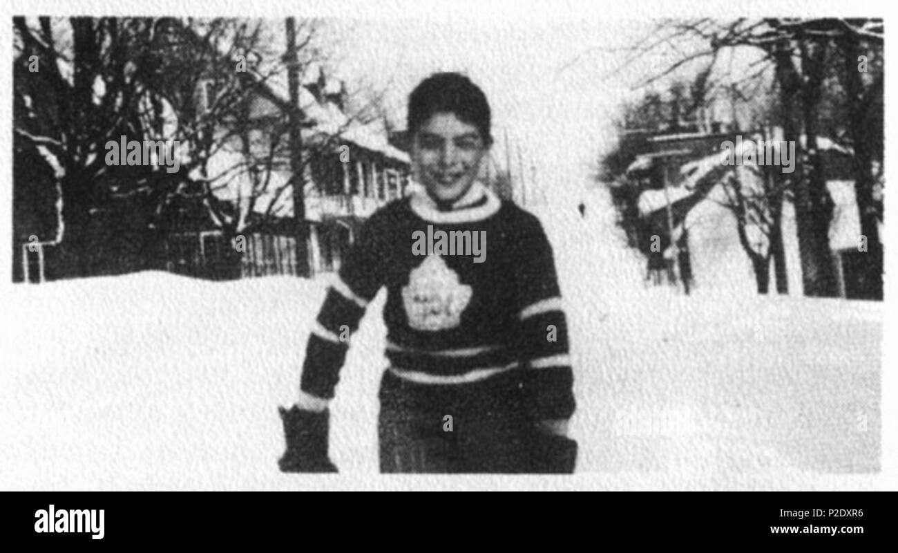 Anglais : Roch Carrier à l'âge de 10 ans, dans le chandail des Maple Leafs  de Toronto qui a engendré son histoire pour enfants classique Le chandail  de hockey. La photographie