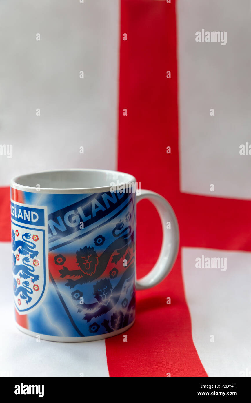 14 juin 2018 - Boire mug portant le badge trois Lions assis sur un drapeau anglais avant la Coupe du Monde FIFA 2018 Football International Tournamen Banque D'Images